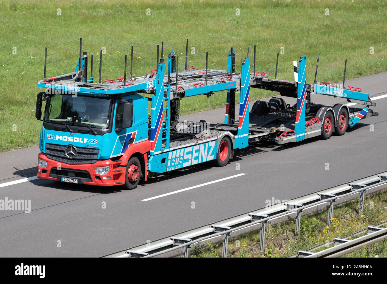 Mosolf Mercedes-Benz Actros camion porte-véhicules sur autoroute. Banque D'Images