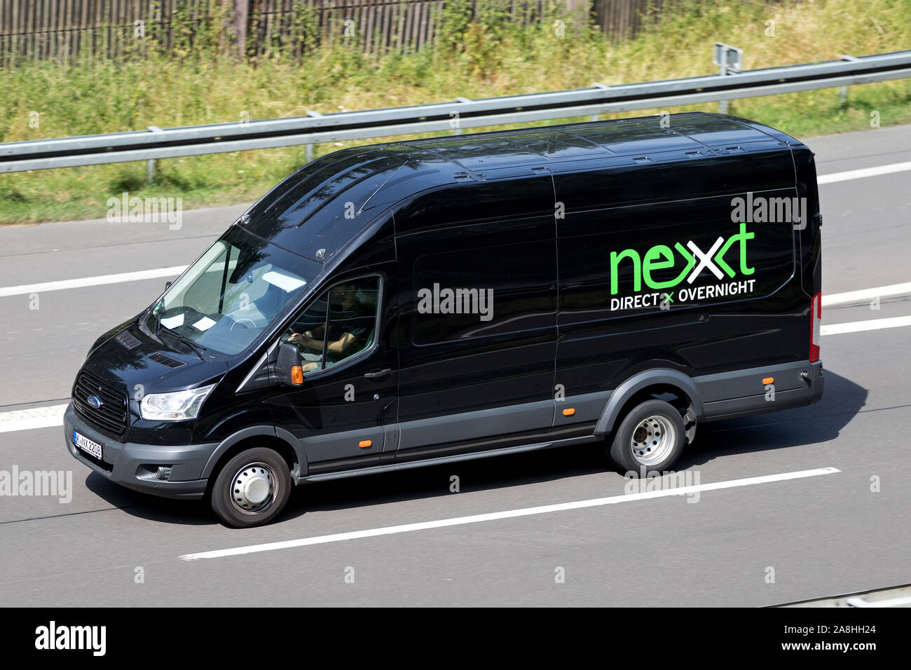 Prochaine Ford Transit van sur l'autoroute. Banque D'Images