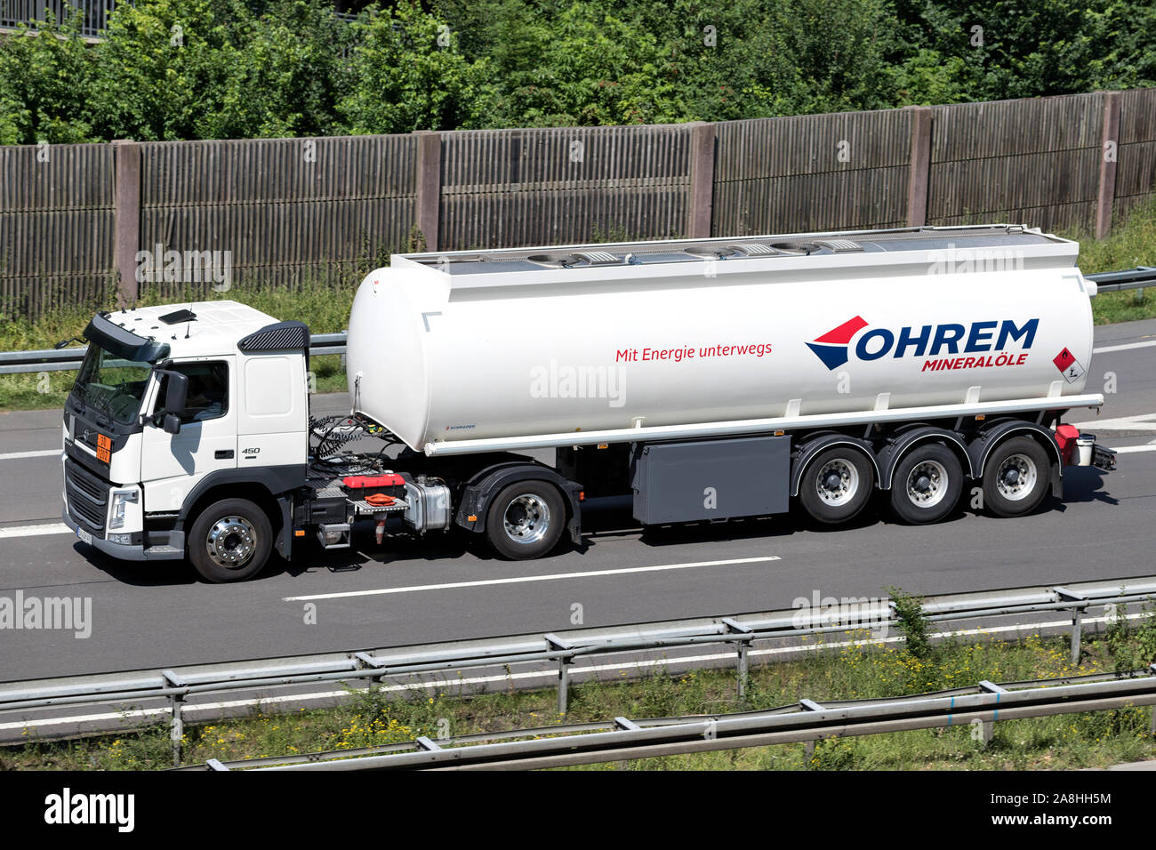 Ohrem Volvo FH camion avec remorque citerne sur l'autoroute. Banque D'Images