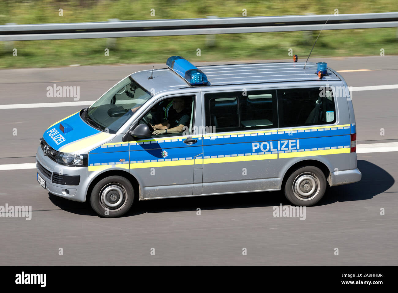 Rhénanie du Nord-Westphalie state police Volkswagen Bus sur autoroute. Banque D'Images