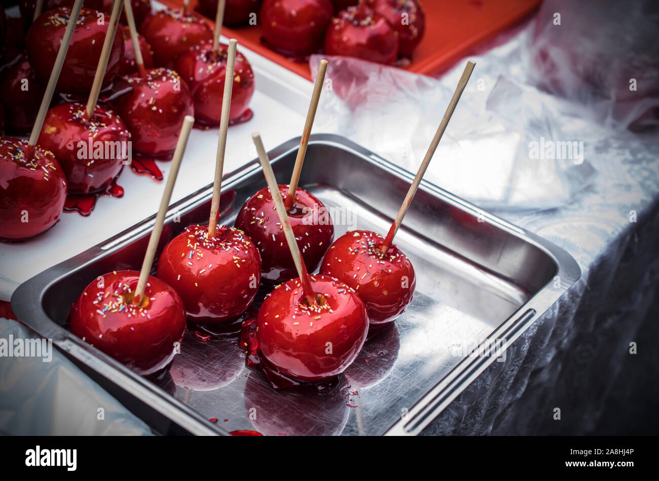 Les pommes sucrées rouge sur un plateau de métal Banque D'Images
