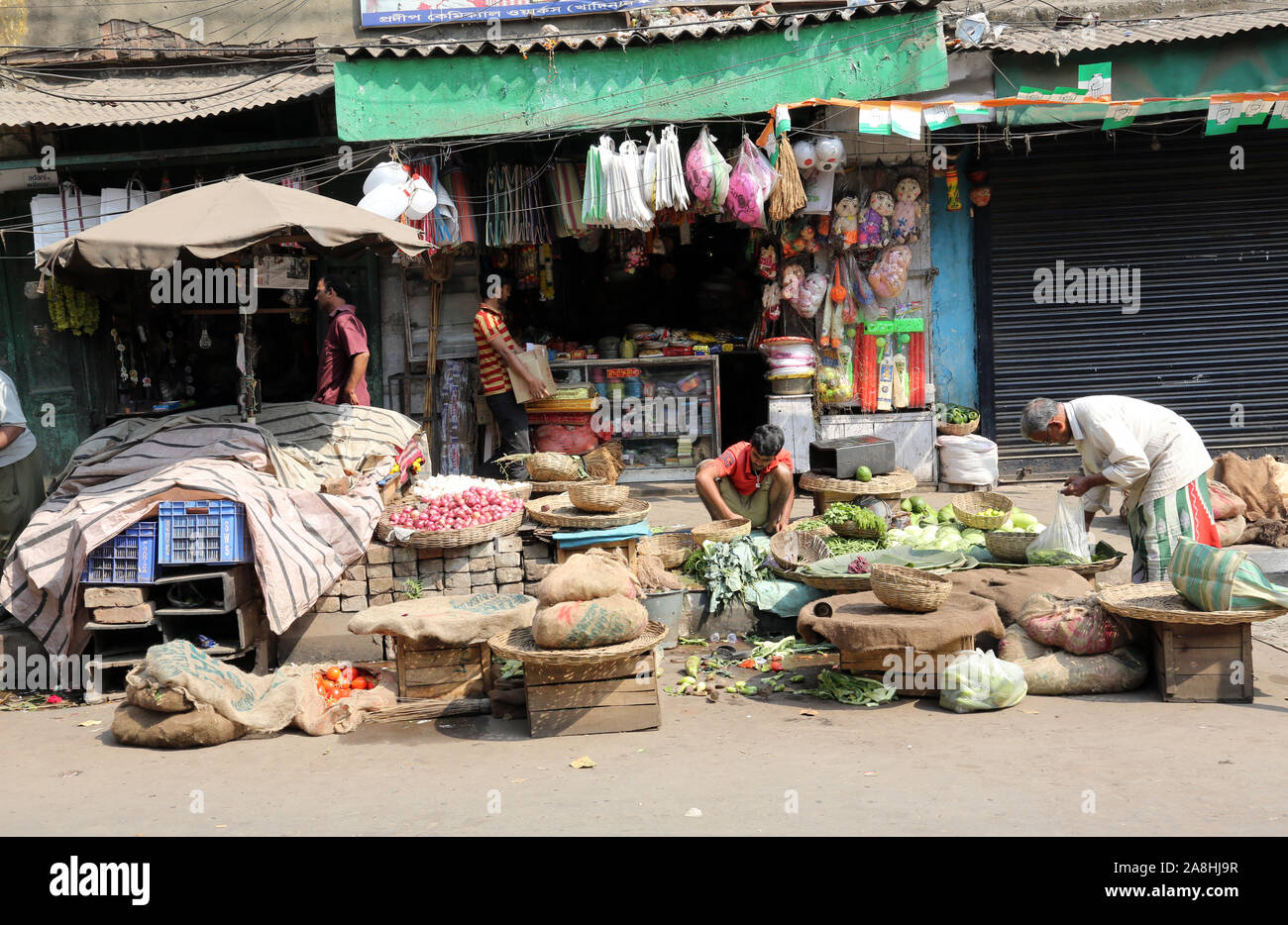 Commerçant de rue vendent des légumes en plein air l'Inde Kolkata Banque D'Images