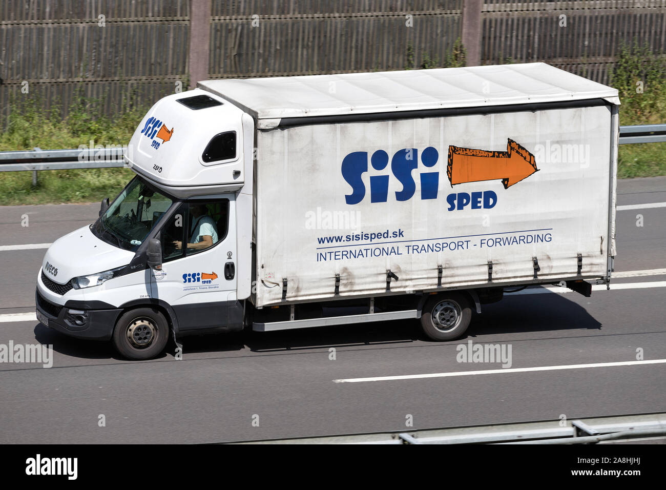 Sisi Sped Iveco Daily van sur l'autoroute. Banque D'Images