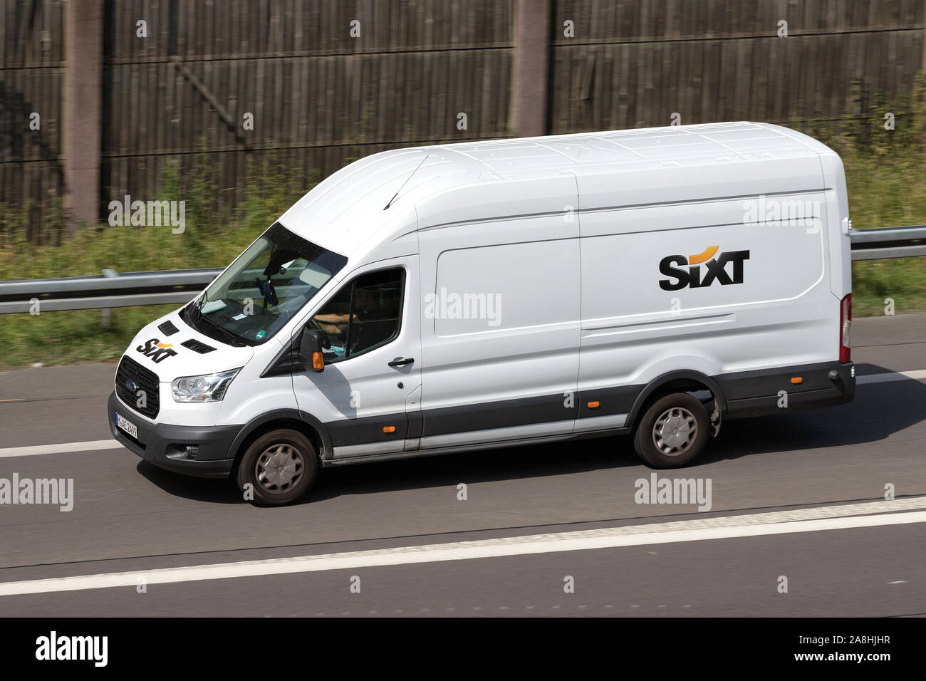 Ford Transit de Sixt sur autoroute. Sixt SE est une compagnie de location de voiture multinationale européenne avec environ 4 000 emplacements dans plus de 100 pays. Banque D'Images