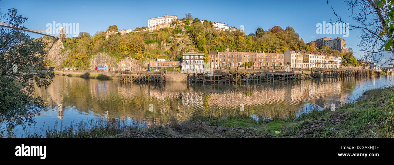 Le pont suspendu de Clifton, quais en bois, et les condensats chauds de l'Avon Gorge Leigh Woods côté de la rivière Avon sur une Soirée ensoleillée, Bristol, Royaume-Uni Banque D'Images