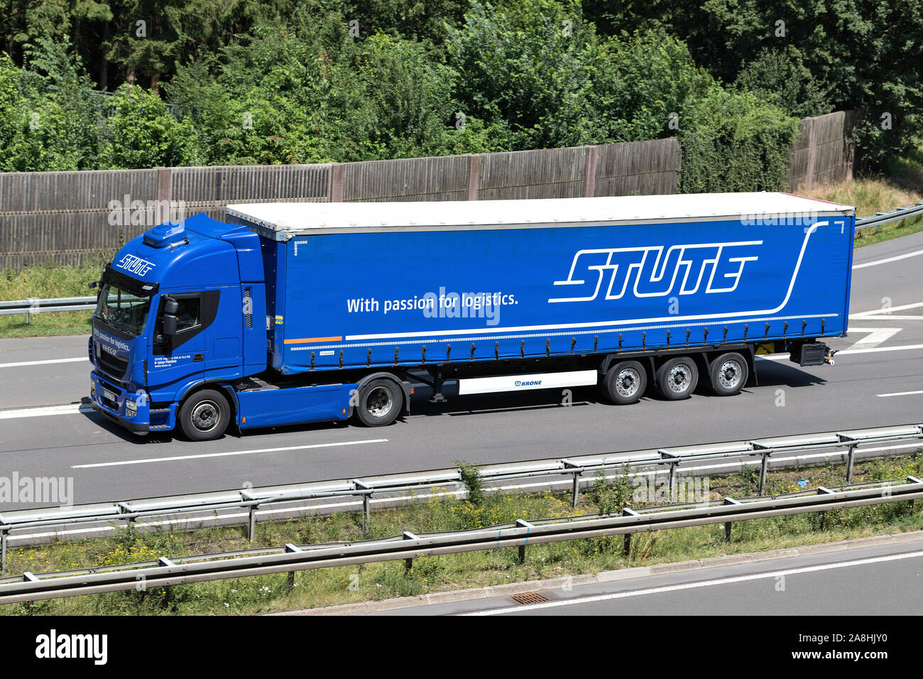 Iveco Stralis Stute camion avec remorque curtainside sur autoroute. Banque D'Images