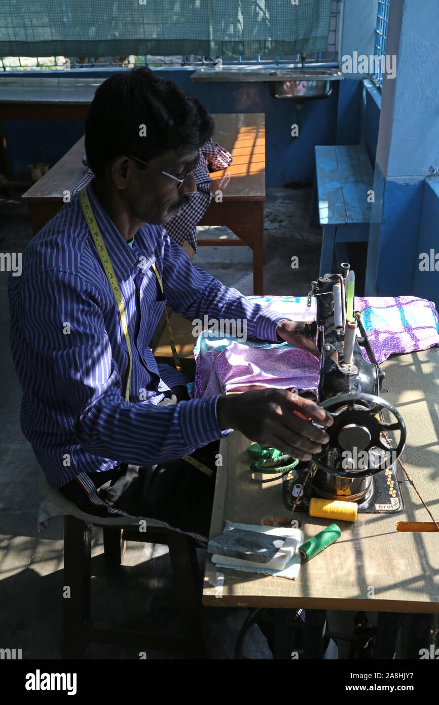 L'homme est le travail avec machine à coudre dans Kumrokhali, West Bengal, India Banque D'Images