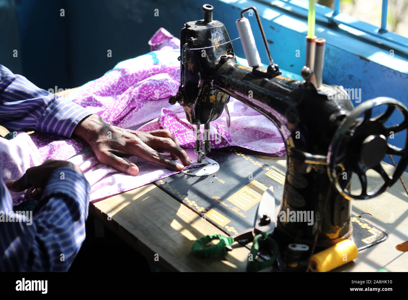 L'homme est le travail avec machine à coudre dans Kumrokhali, West Bengal, India Banque D'Images