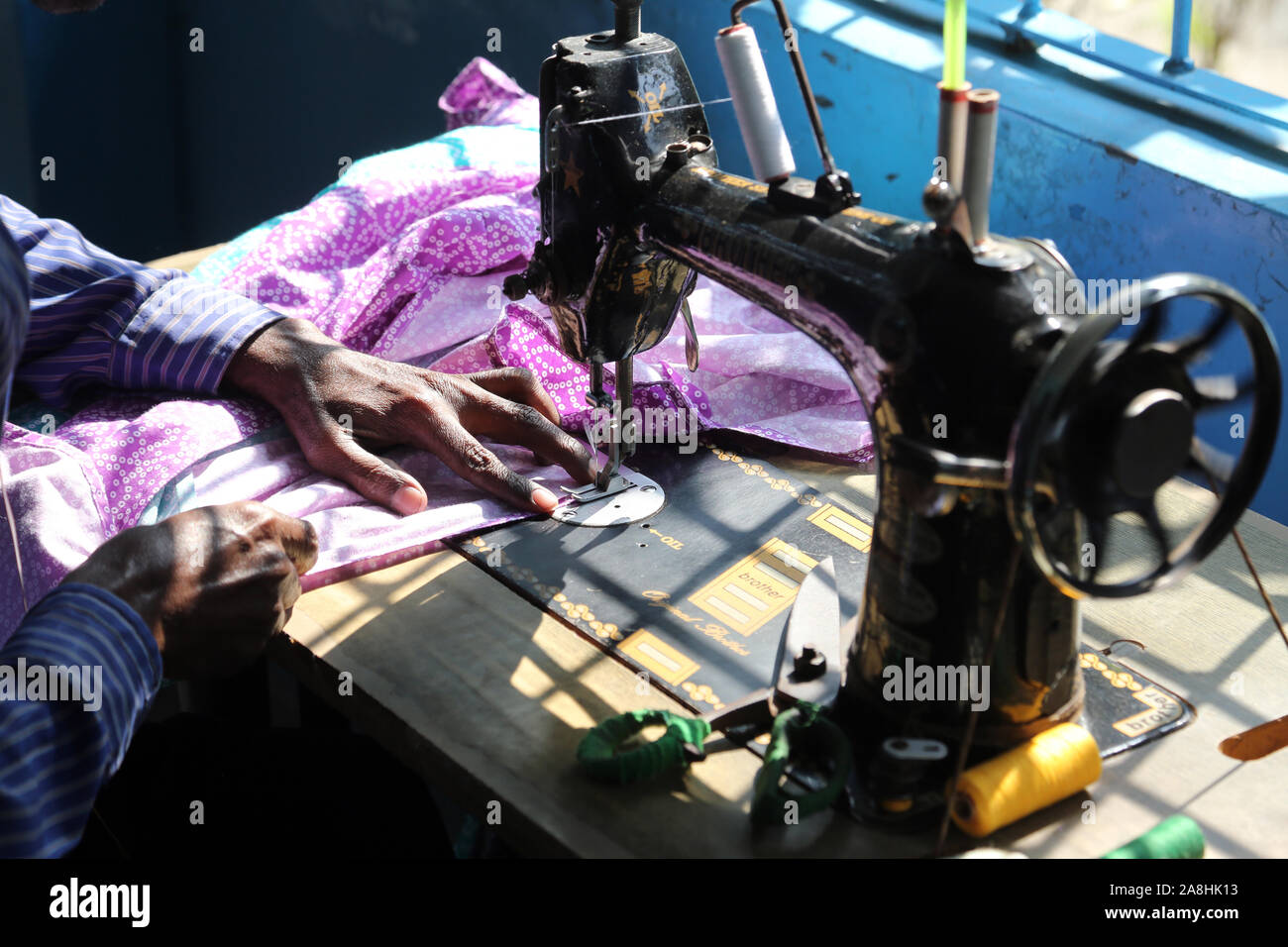 L'homme est le travail avec machine à coudre dans Kumrokhali, West Bengal, India Banque D'Images