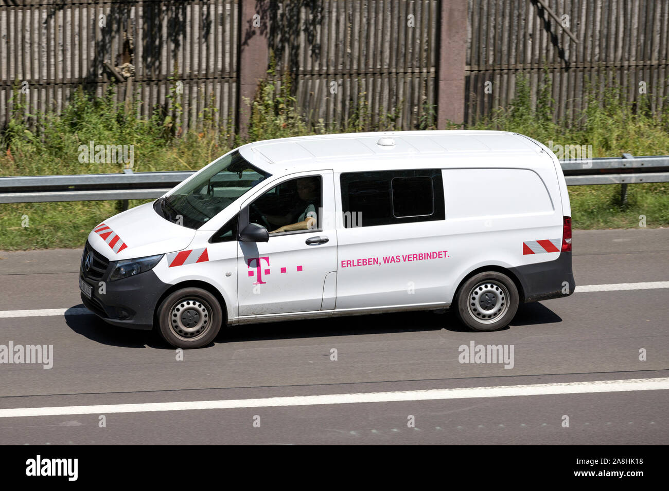 Deutsche Telekom Mercedes-Benz Vito van sur l'autoroute Banque D'Images
