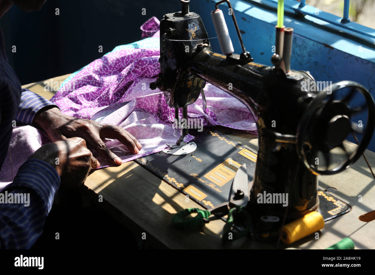 L'homme est le travail avec machine à coudre dans Kumrokhali, West Bengal, India Banque D'Images