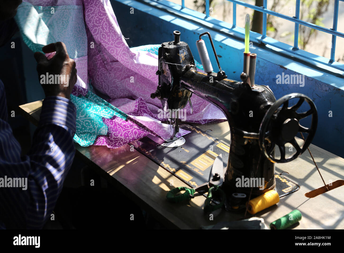 L'homme est le travail avec machine à coudre dans Kumrokhali, West Bengal, India Banque D'Images