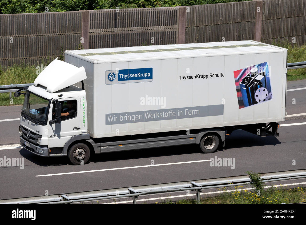 ThyssenKrupp Schulte Mercedes-Benz Atego camion sur autoroute. Banque D'Images