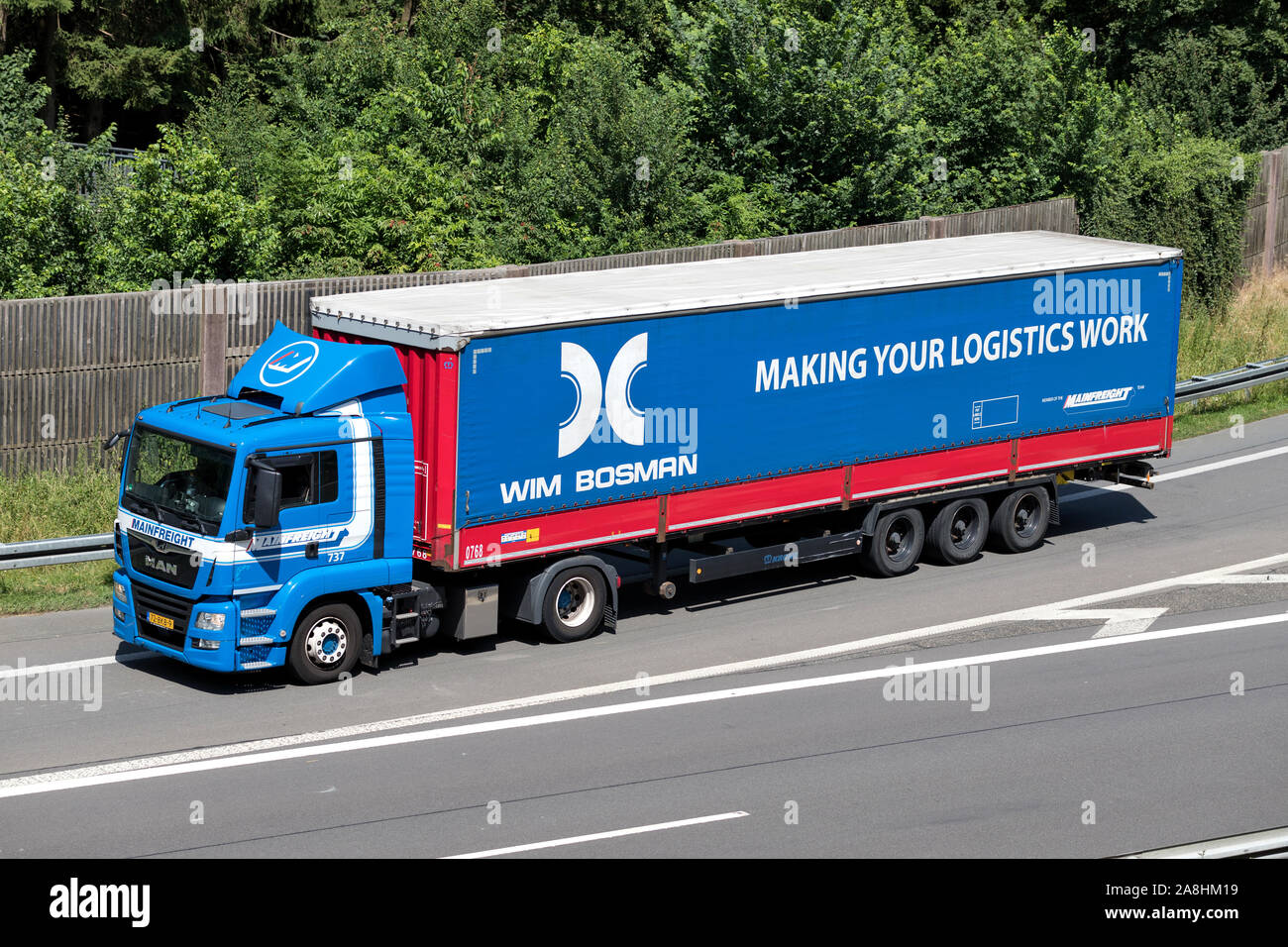 Mainfreight camion MAN avec Wim Bosman bâche remorque sur autoroute. Banque D'Images