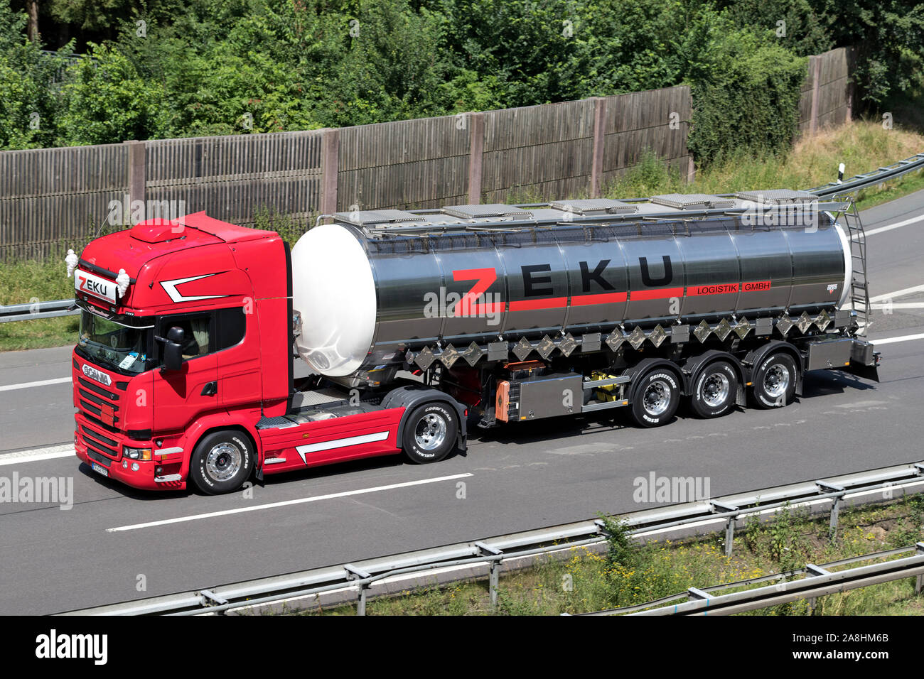 ZEKU Scania camion avec remorque citerne sur l'autoroute. Banque D'Images