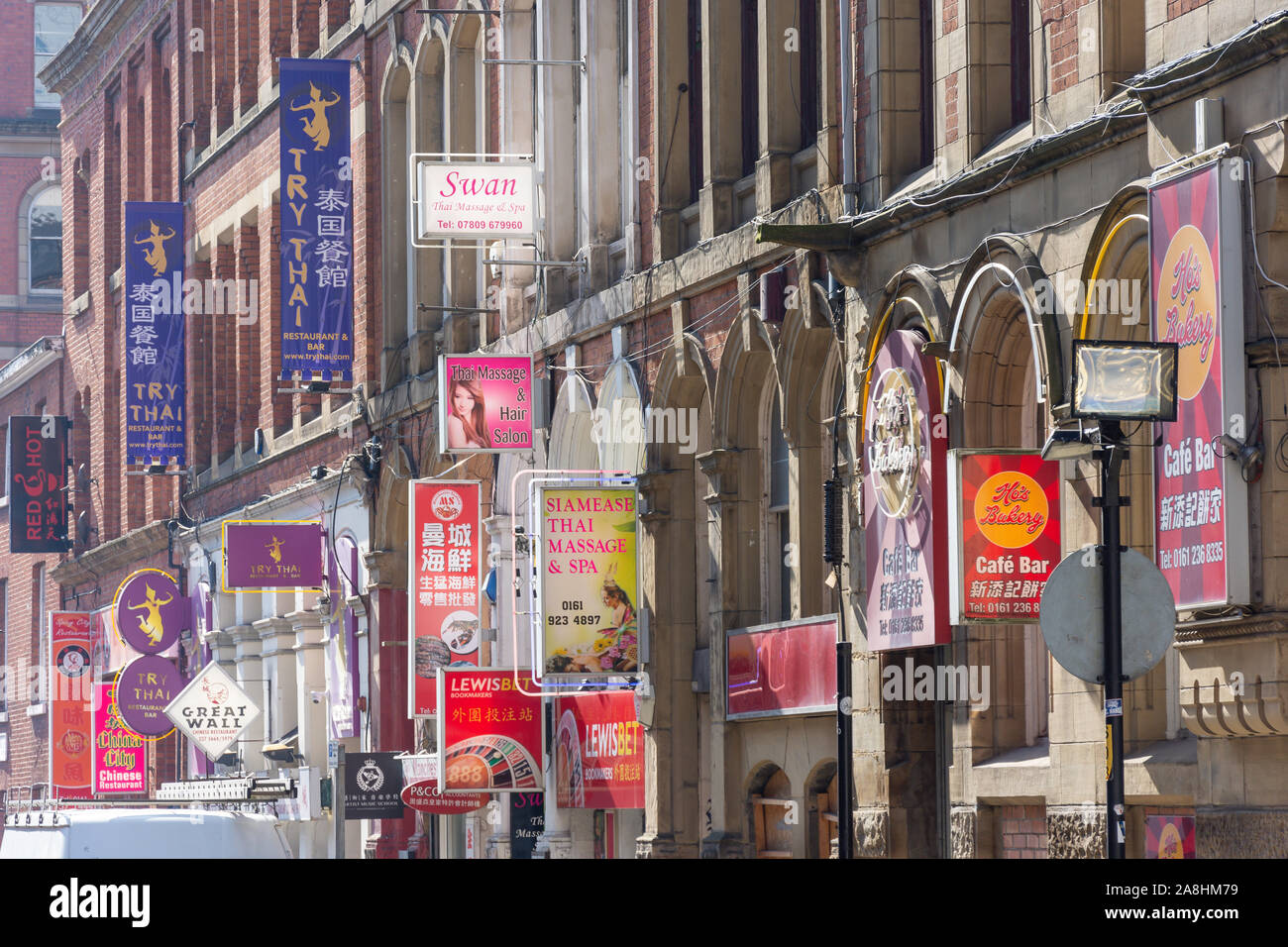 Les panneaux publicitaires, Faulkner Street, Chinatown, Manchester, Angleterre, Royaume-Uni Banque D'Images