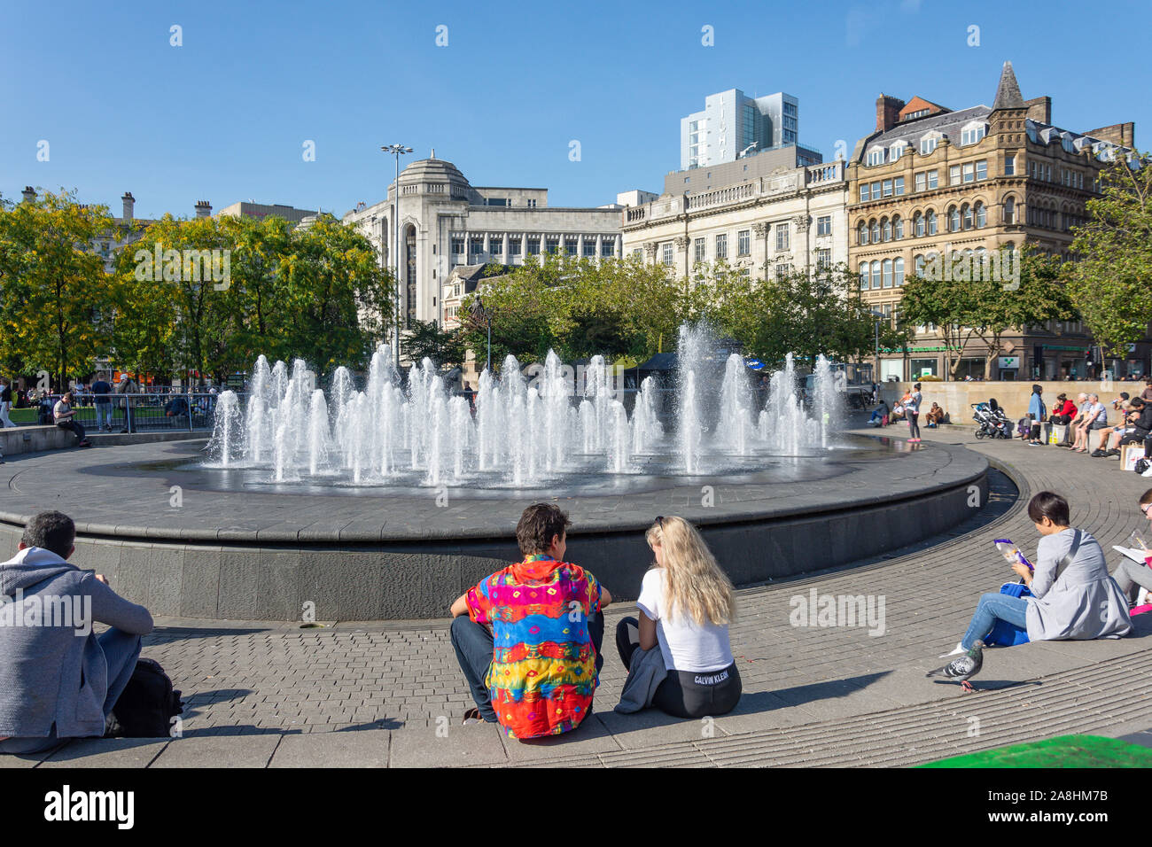 Couple sitting par fontaine dans les jardins de Piccadilly, centre-ville, Manchester, Greater Manchester, Angleterre, Royaume-Uni Banque D'Images