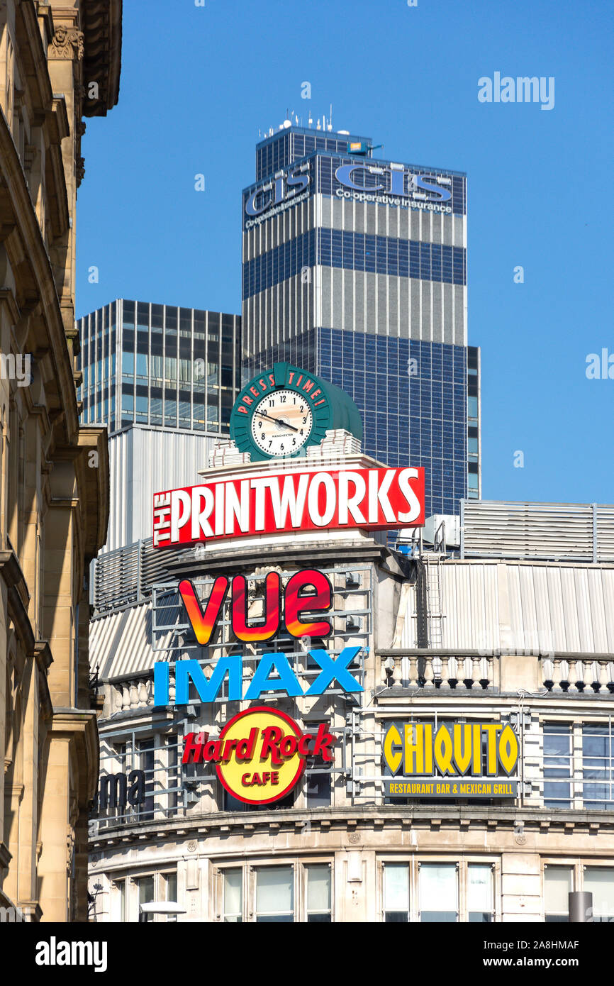 Horloge publicitaire et les enseignes lumineuses, Exchange Square, Manchester, Greater Manchester, Angleterre, Royaume-Uni Banque D'Images
