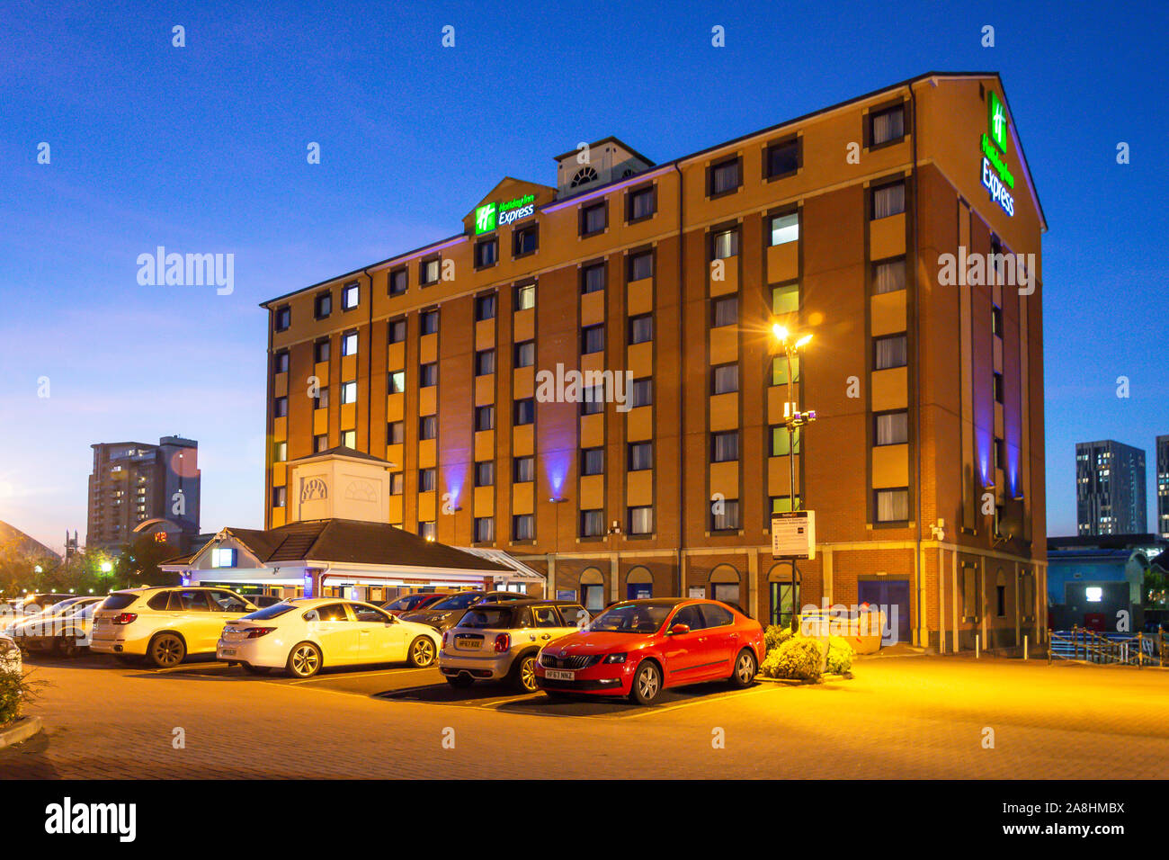 Holiday Inn Express Manchester au crépuscule, Salford Quays, Greater Manchester, Angleterre, Royaume-Uni Banque D'Images