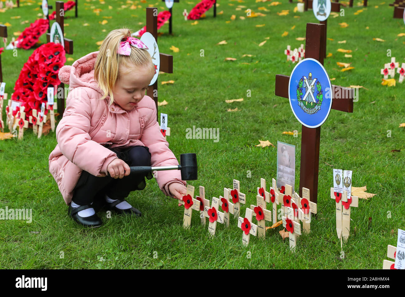 09 novembre 2019, Glasgow, Ecosse, Royaume-Uni. GRACE EVERETT (de 3) à partir de Glasgow s'occupe de la Légion Britannique Jardin du souvenir à George Square, Glasgow à quitter coquelicots sur petite croix en bois en souvenir de son arrière-grand-père 'CHARLES EVERETT' qui a servi dans la RAF, son grand-père ROBERT 'pierre' qui a servi avec les Royal Engineers et le Camerounais et son oncle Alex 'pierre' qui a servi avec le Royal Highland Fusiliers. Findlay crédit/ Alamy News Banque D'Images