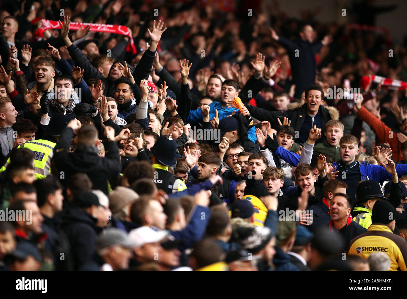 Forêt de Nottingham et Derby County fans échange mots durant le match de championnat à Sky Bet Sol, la ville de Nottingham. Banque D'Images