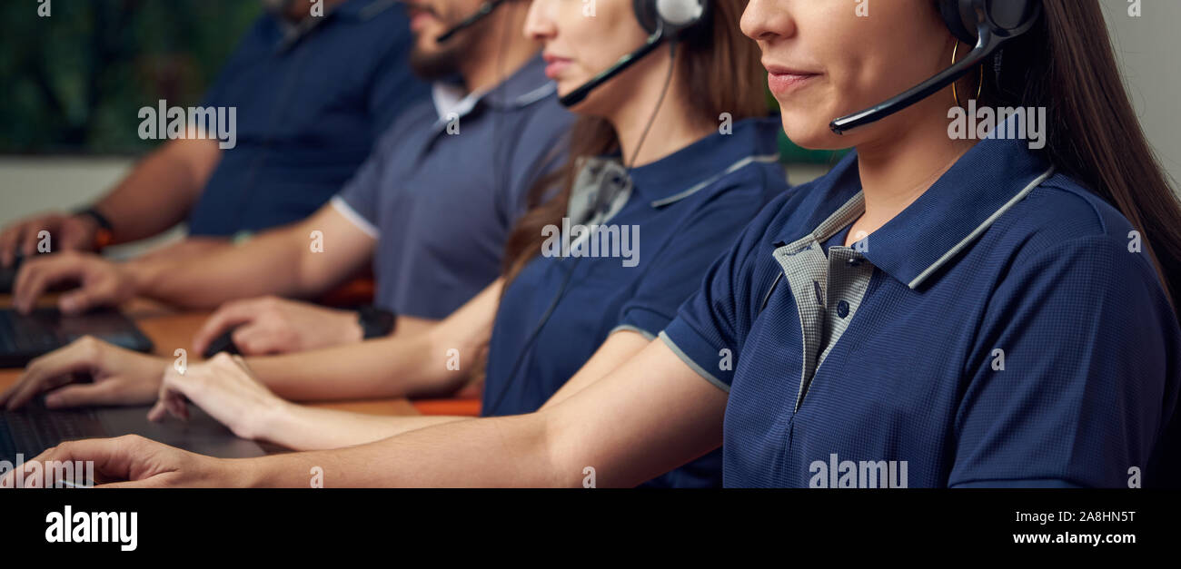 Groupe de personnes avec des écouteurs et des ordinateurs portables dans l'arrière-plan de bureau Banque D'Images