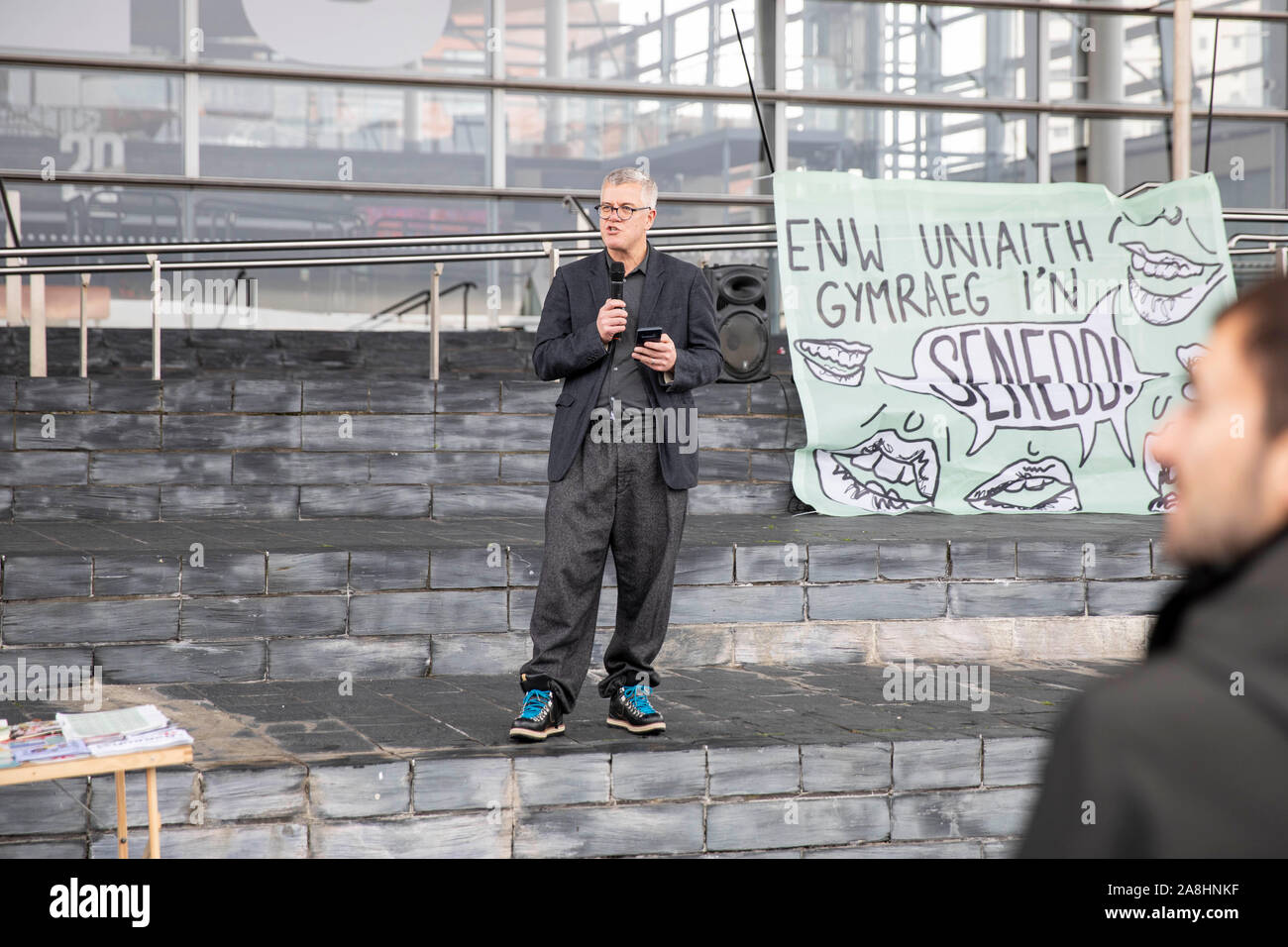 Cardiff, Pays de Galles, Royaume-Uni, le 9 novembre 2019. Jolyon Maugham QC parle à l'extérieur de l'Assemblée nationale du Pays de Galles Senedd à l'appui d'un seul nom gallois pour le Parlement au Pays de Galles, en prévision d'un vote sur le changement de nom. Plus de 30 acteurs, écrivains et célébrités ont signé une lettre appelant à l'Assemblée nationale du Pays de Galles à donner le nom de Gallois-seulement le Senedd. Banque D'Images