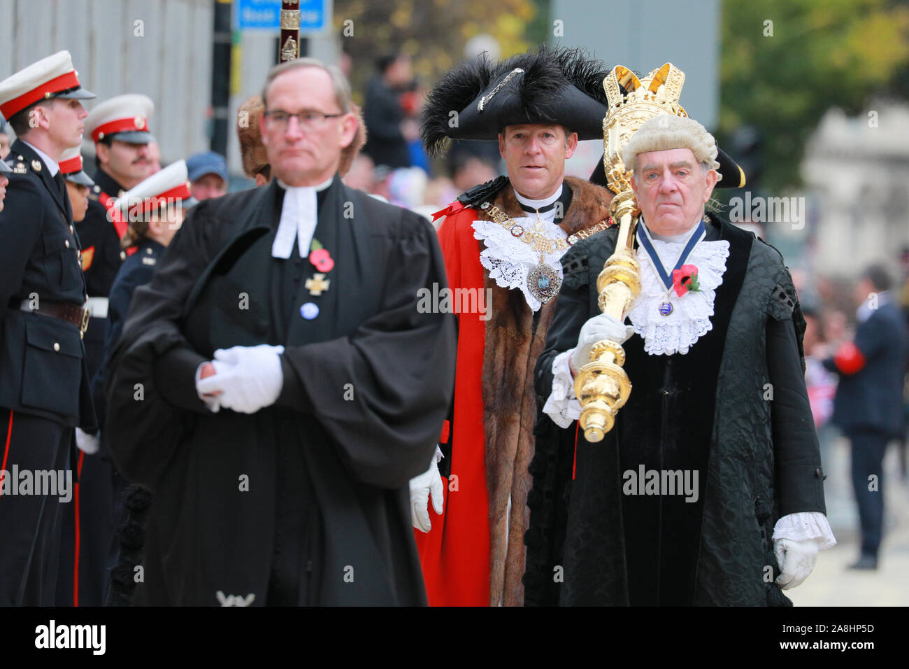 City of London, Londres, Royaume-Uni, le 09 novembre 2019. La 692ème Lord Maire de Londres, de l'échevin William Russell arrive à St Paul's et reçoit une bénédiction (à genoux avec la dame Maire). Le Lord Mayor's Show annuel, une parade dans la ville de Londres qui est 804 ans cette année et compte plus de 6 000 participants, voit des fanfares, des détachements militaires, les voitures, les troupes de danse, gonflables et beaucoup d'autres font leur chemin à partir de la Mansion House, via St Paul's à la Royal Courts of Justice. Credit : Imageplotter/Alamy Live News Banque D'Images