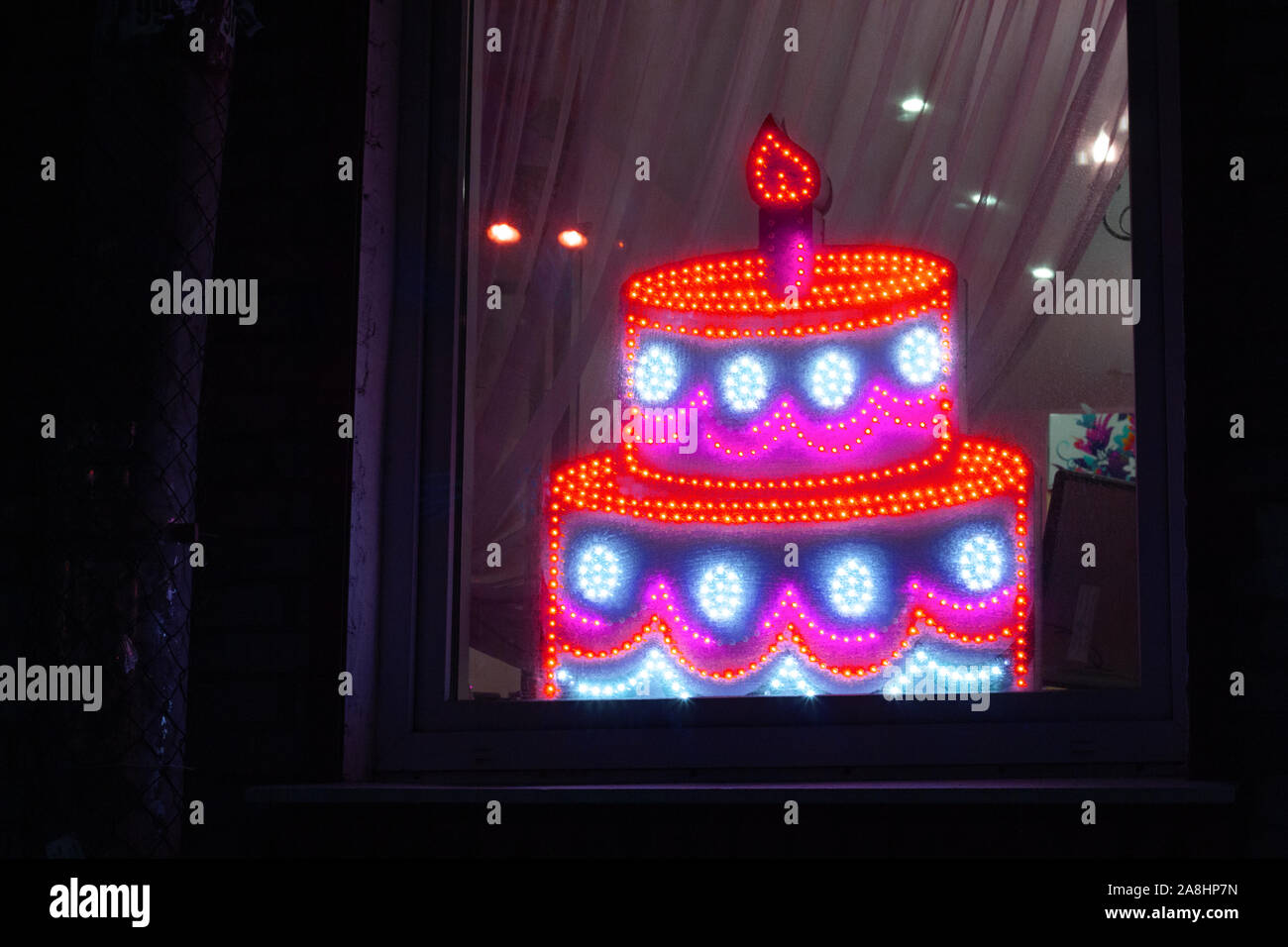 L'éclairage led décoration gâteau de célébration à la fenêtre Banque D'Images
