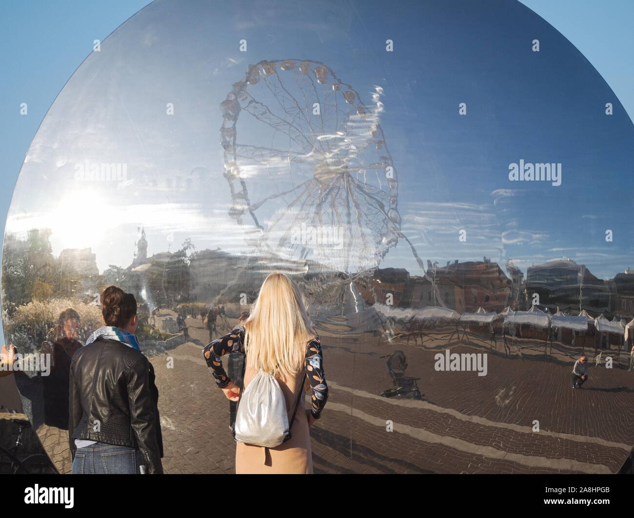 Regarder les gens Győr Cityscape Reflet dans Pulzus Sculpture Publique moderne sur Dunakapu Square Banque D'Images