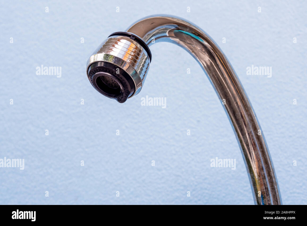 Goutte d'eau à partir de l'eau du robinet en acier inoxydable Banque D'Images