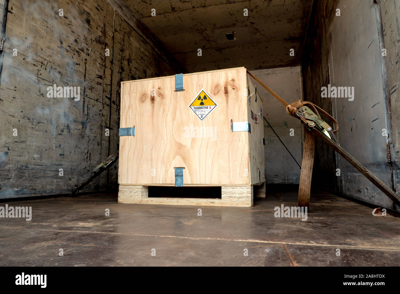 La matière radioactive à côté de l'étiquette en bois Type boîte de transport d'ensemble standard dans le camion Banque D'Images