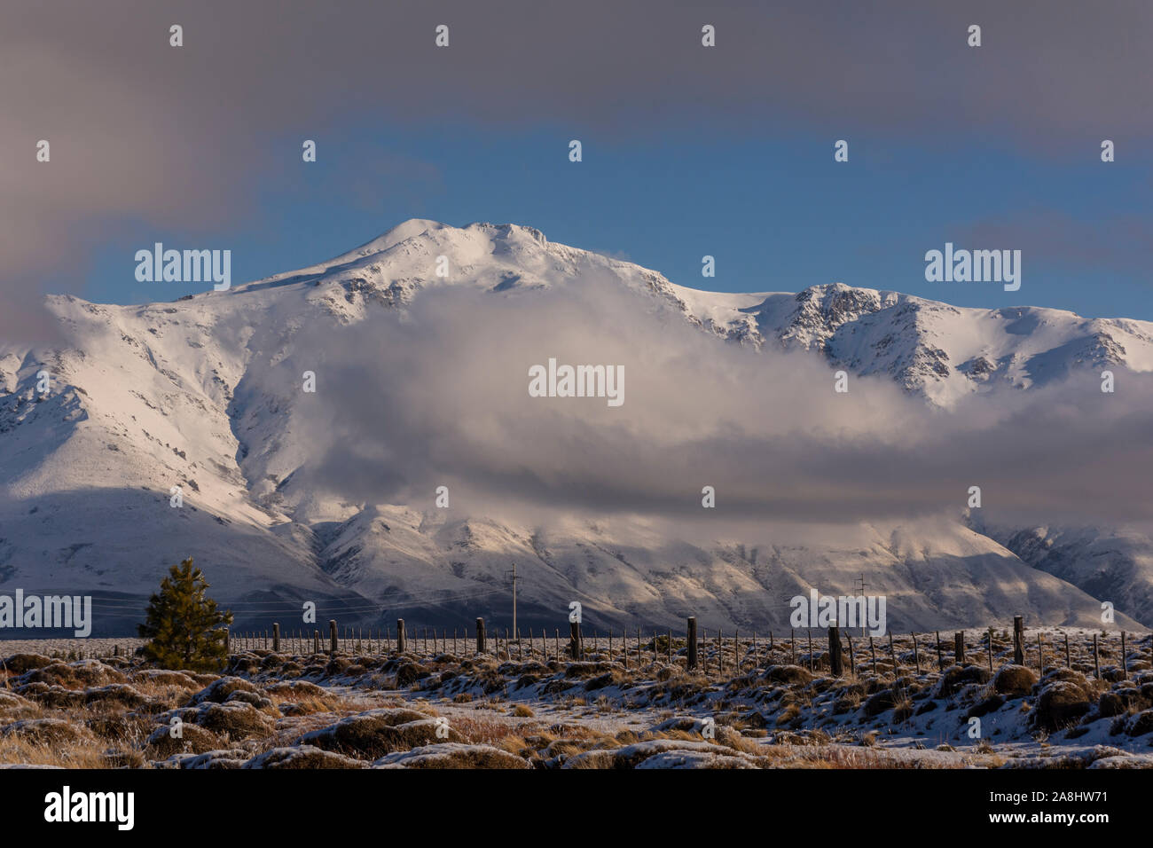 Vue panoramique des montagnes des Andes couvertes par la neige après tempête près de Esquel, Argentine Banque D'Images