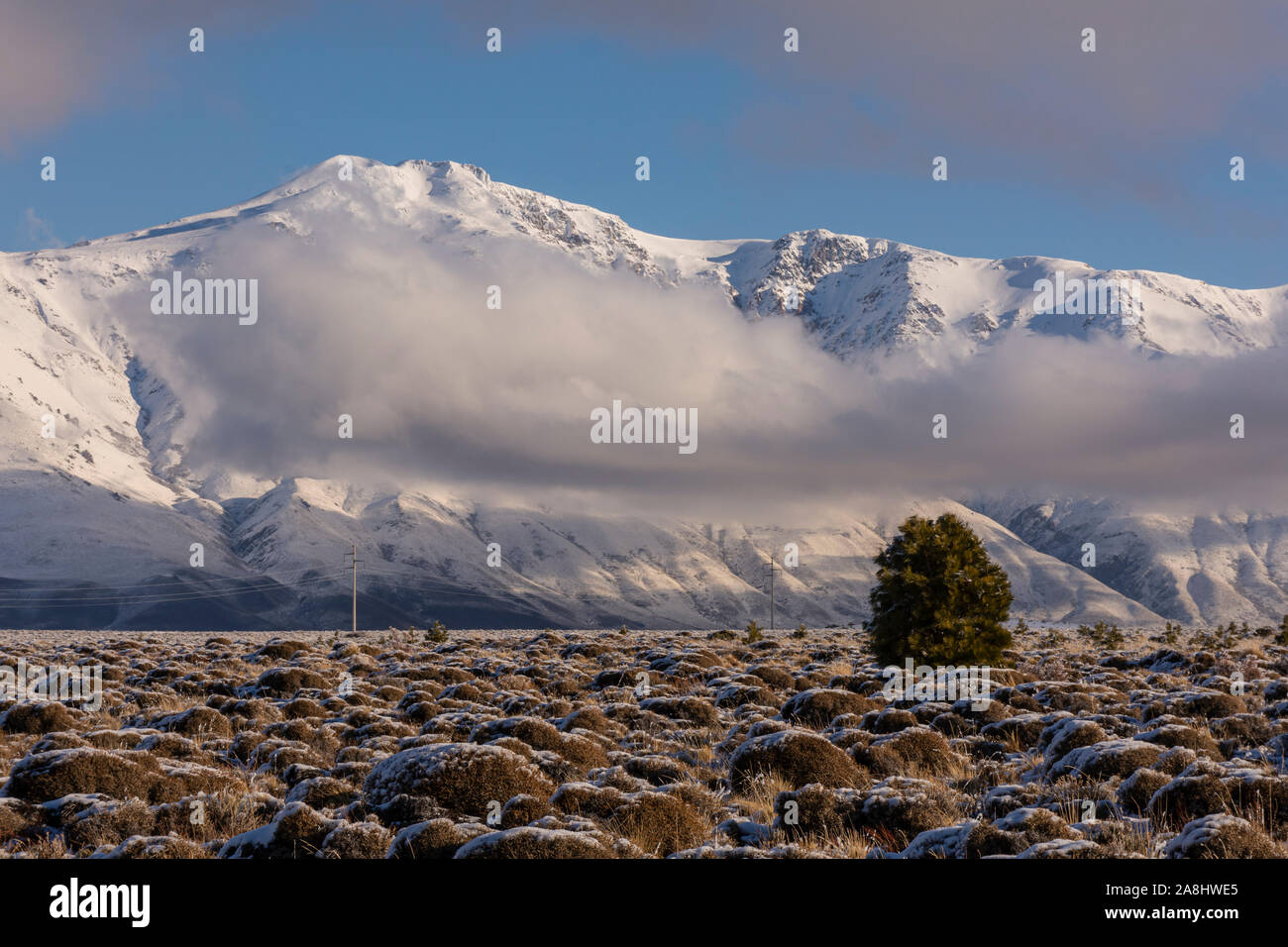 Vue panoramique des montagnes des Andes couvertes par la neige après tempête près de Esquel, Argentine Banque D'Images