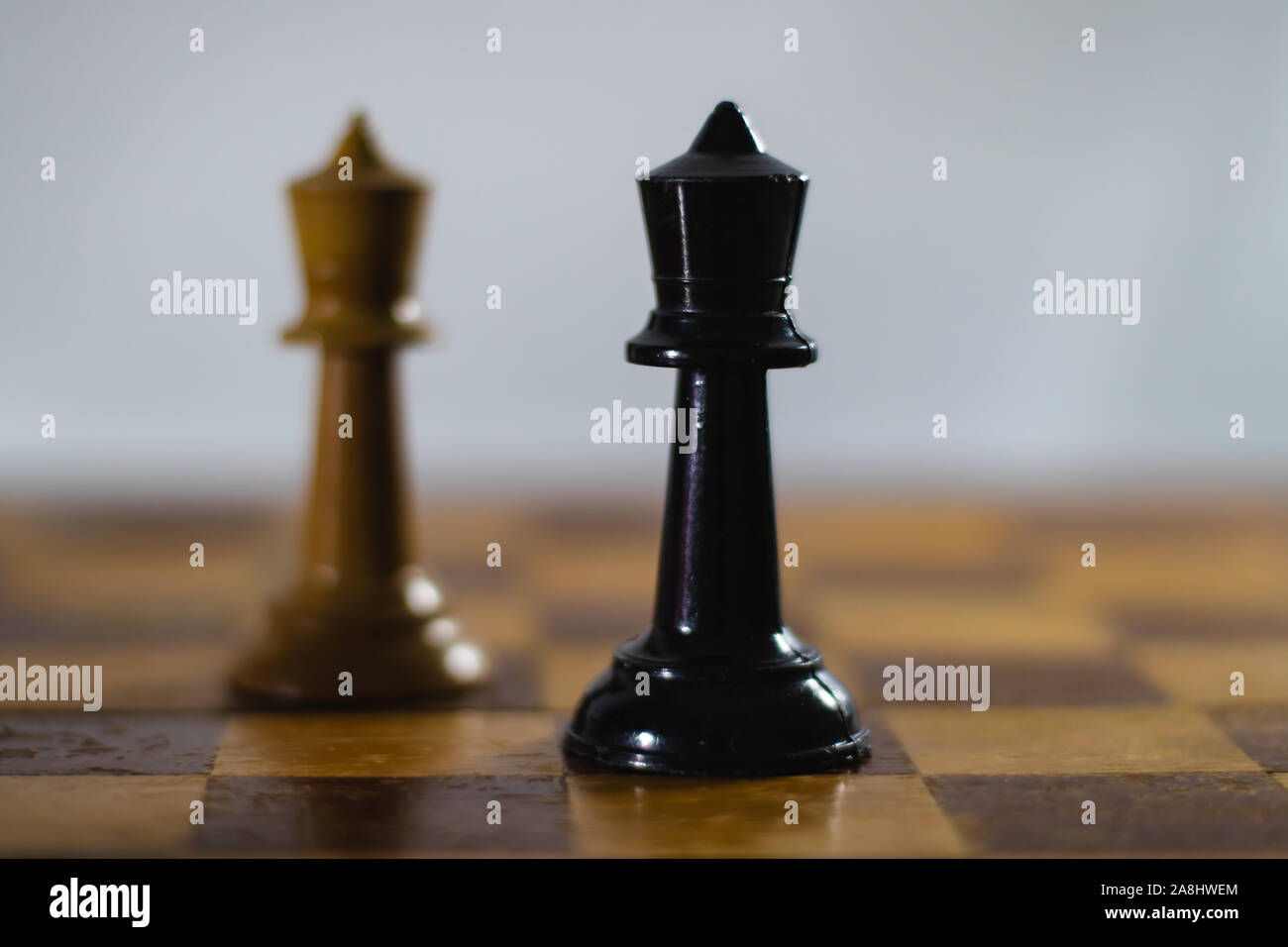 Pièces d'échecs sur un échiquier. Le concept de stratégie. Le pouvoir. La bataille. Banque D'Images