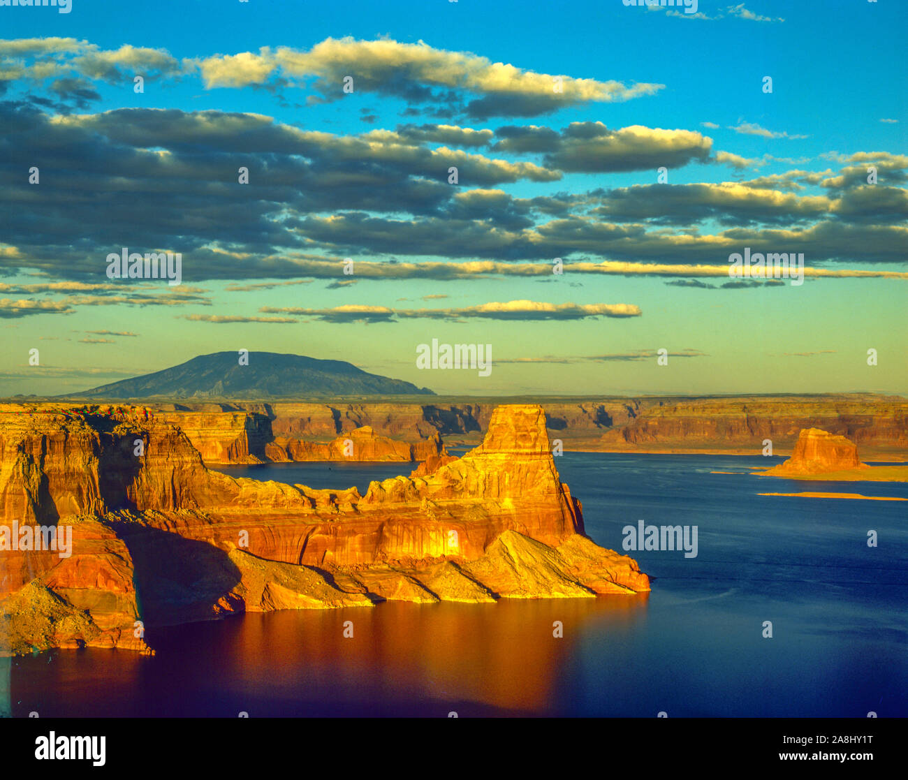 Sunsset au lac Powell, Arizona/Utah Glen Canyon National Recreation Area, Gusight Navajo Mountain et de la Butte Banque D'Images