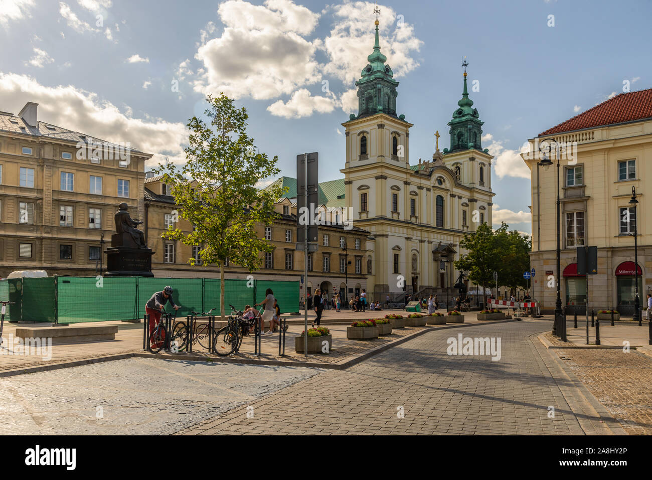 Varsovie, Pologne - 14 août 2019 : Nicolas Monument Copernic et de la Sainte Croix place de l'Église au cours de l'après-midi d'été ensoleillé Banque D'Images