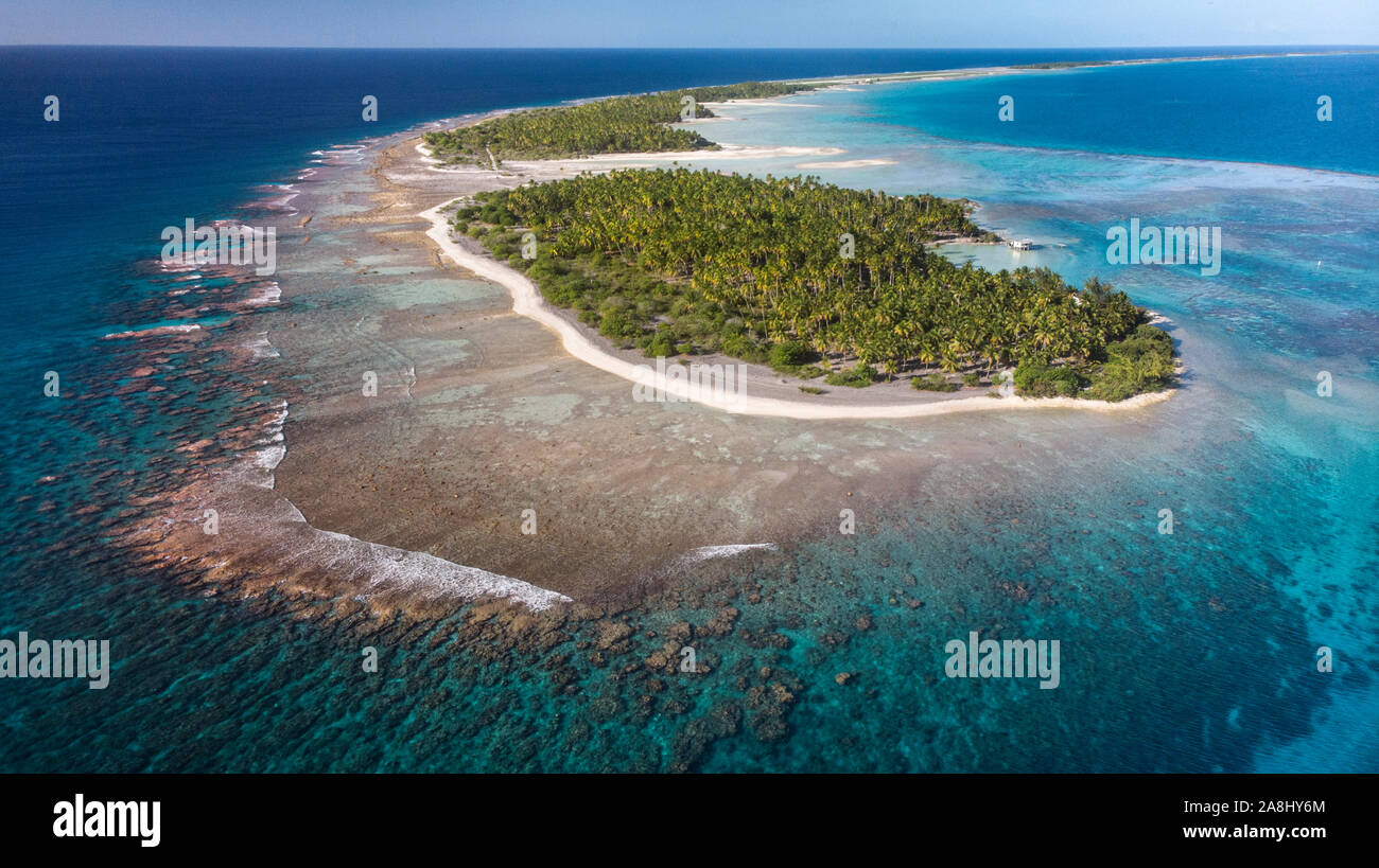 Catamaran à voile avec archipel des Tuamotu en Polynésie française - vue aérienne de la lagune par drone Banque D'Images