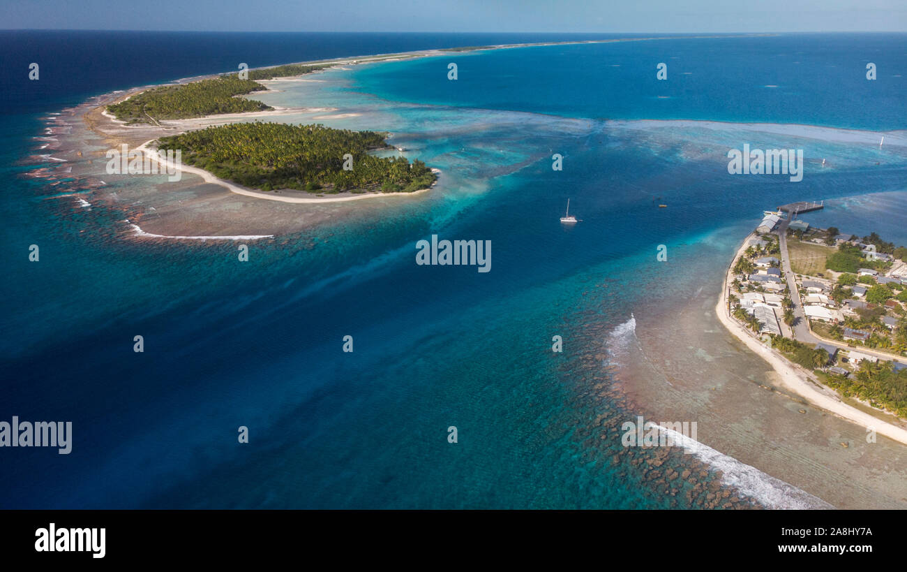 Catamaran à voile avec archipel des Tuamotu en Polynésie française - vue aérienne de la lagune par drone Banque D'Images