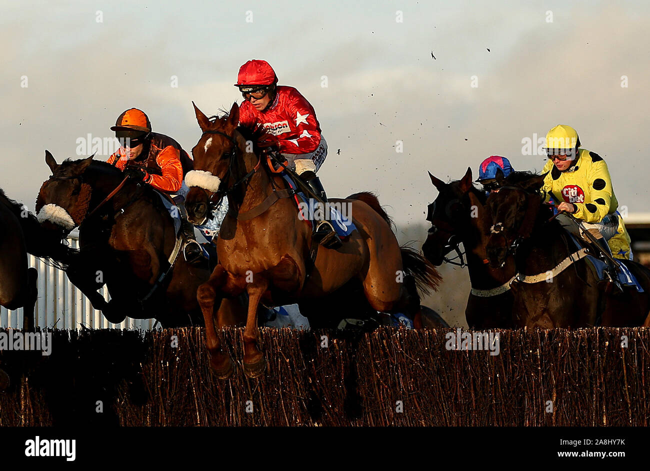 Donnez-moi un jet en monté par jockey Harry Cobden (centre) au cours de la Bières Badger Trophée d'argent à l'Hippodrome de Wincanton Handicap Chase. Banque D'Images