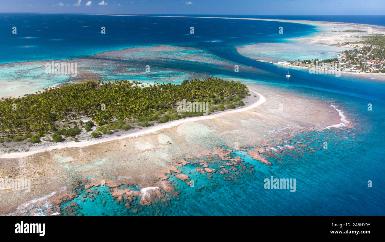 Catamaran à voile avec archipel des Tuamotu en Polynésie française - vue aérienne de la lagune par drone Banque D'Images