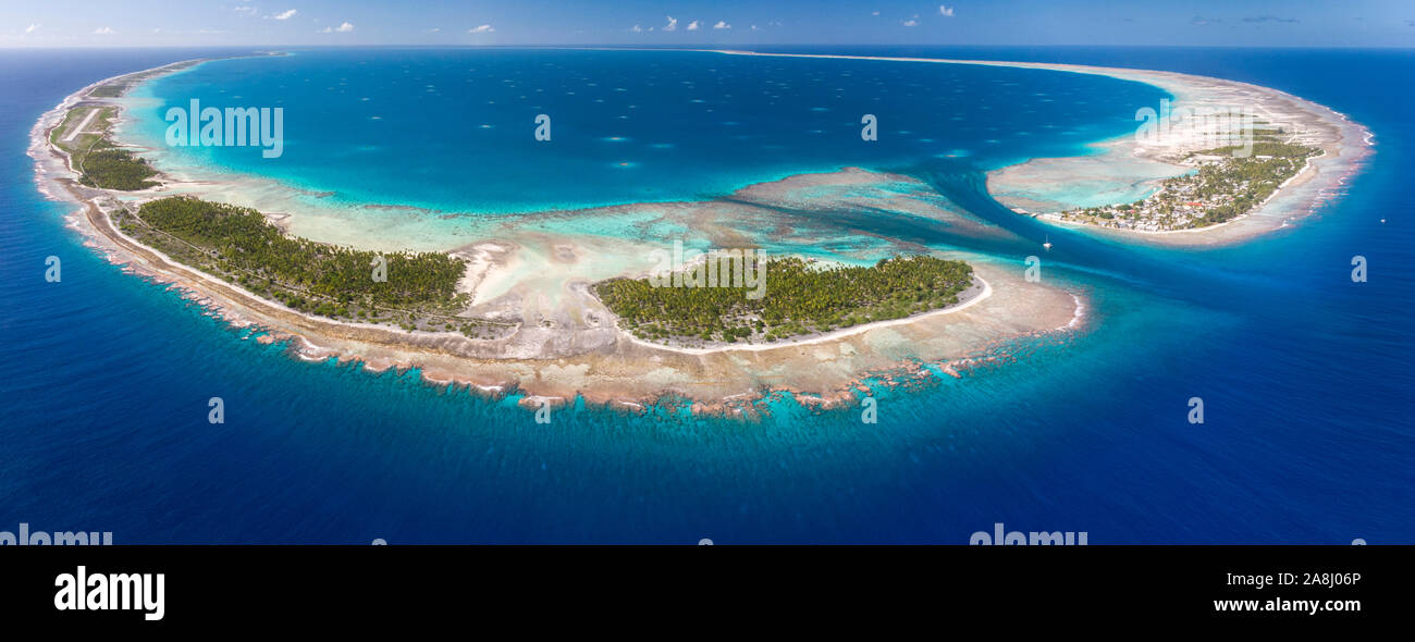 Catamaran à voile avec archipel des Tuamotu en Polynésie française - vue aérienne de la lagune par drone Banque D'Images