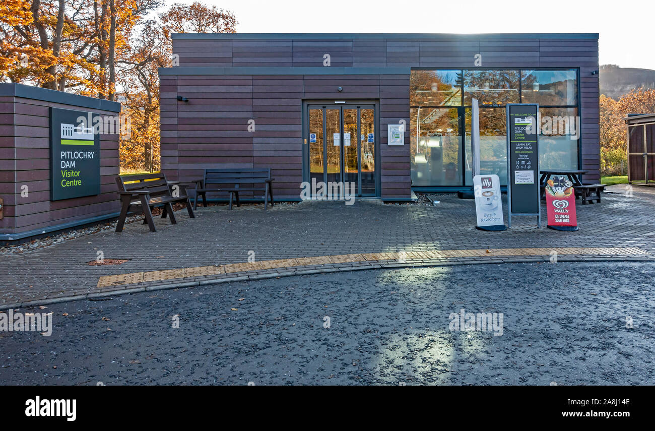 L'entrée au Centre d'accueil du barrage de Pitlochry par Loch Faskally à Pitlochry Perth and Kinross Scotland UK Banque D'Images
