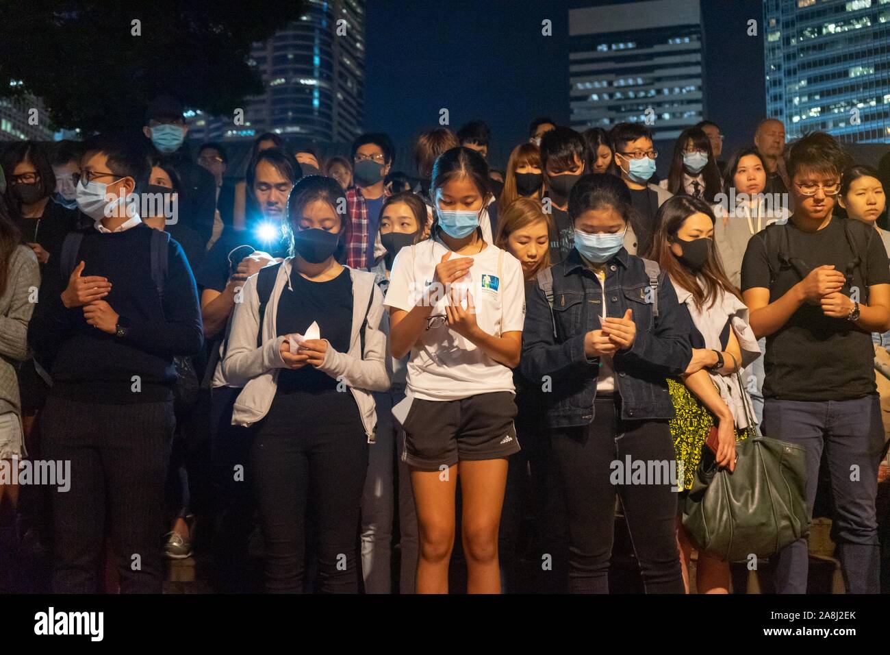 Les jeunes de Hong Kong prient pour Tsz-Lok Chow, un étudiant universitaire de 22 ans qui est mort d'une chute lors d'un récent conflit avec la police. Des milliers de personnes participent à l'enquête sur la demande des vigiles et la cause de la mort de Chow. Bien que la cause exacte de la mort n'est toujours pas clair, sa mort a été le premier décès confirmé durant cinq mois de manifestations. Banque D'Images