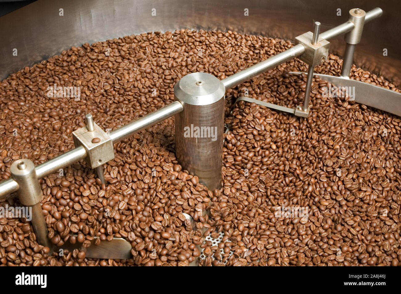 Torréfier les grains de café dans la métine de la torréfaction Banque D'Images