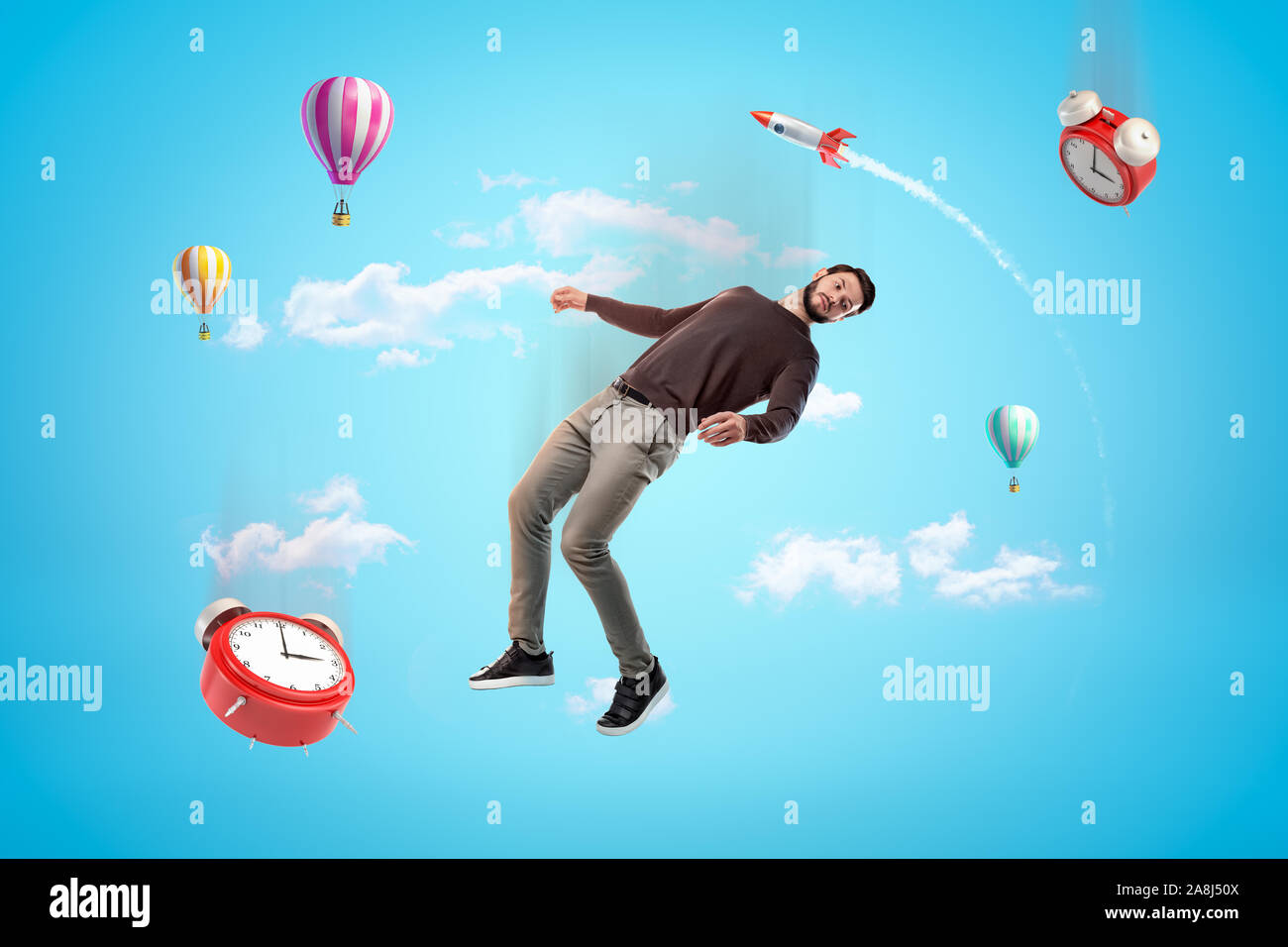 Jeune homme et deux réveils flottant dans Ciel bleu avec des fusées et ballons à air chaud en arrière-plan. Banque D'Images