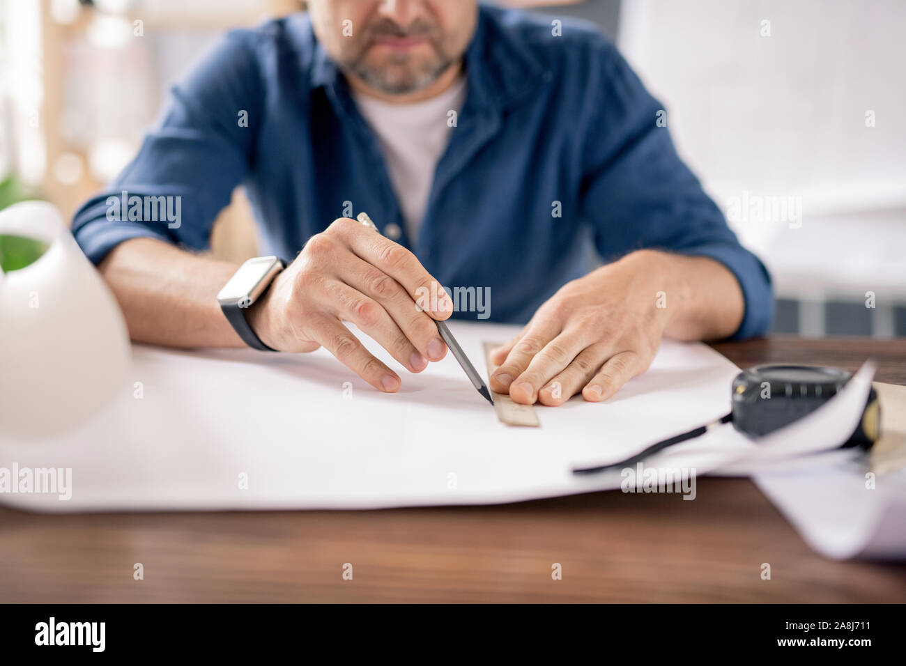 Mains de l'ingénieur moderne avec crayon et règle la ligne de dessin sur blueprint Banque D'Images