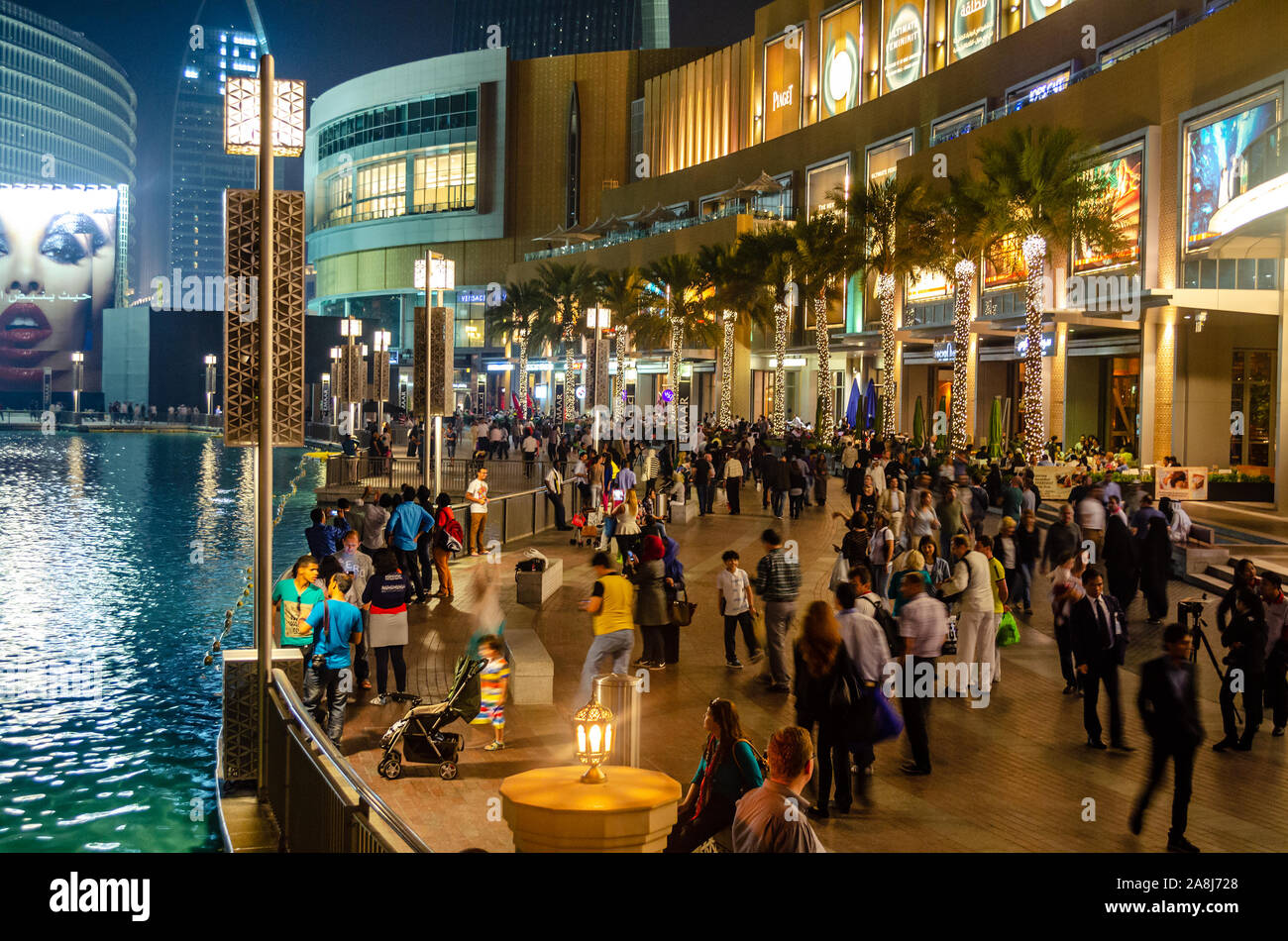 Les touristes et les visiteurs à l'extérieur du centre commercial de Dubaï, également connu sous le nom de l'accueil du Dubai Shopping Festival, l'un des plus grand centre commercial Banque D'Images