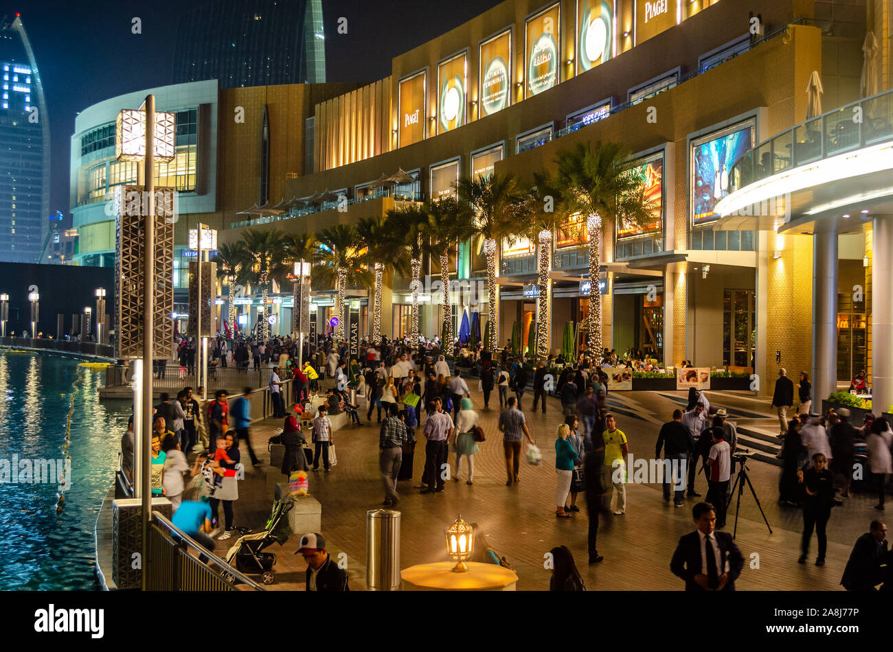 Les touristes et les visiteurs à l'extérieur du centre commercial de Dubaï, également connu sous le nom de l'accueil du Dubai Shopping Festival, l'un des plus grand centre commercial Banque D'Images