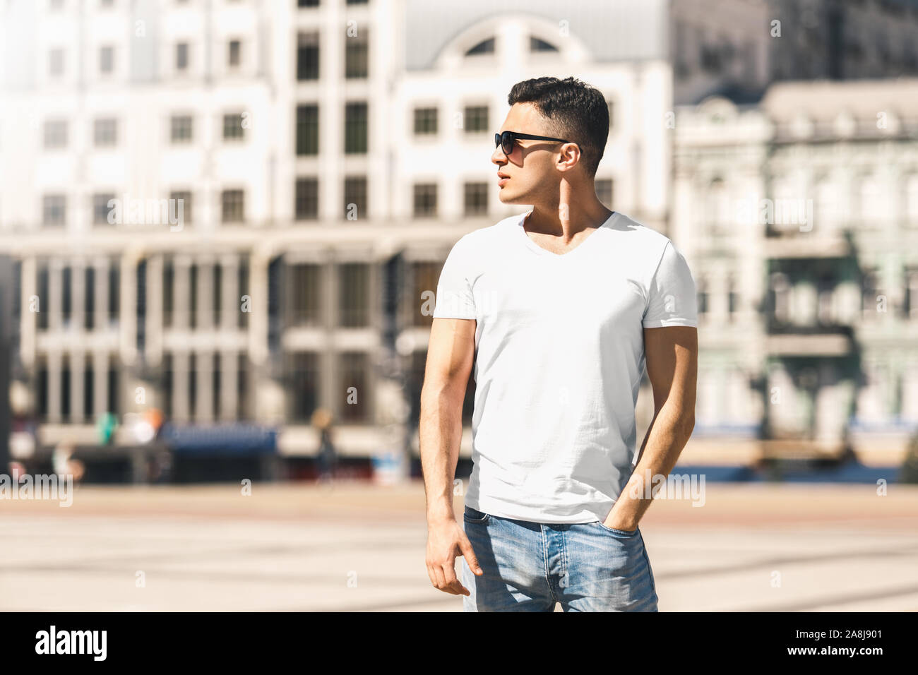 Loisirs de plein air. Guy élégant lunettes dans l'article sur la rue Main dans la poche à côté pensive Banque D'Images